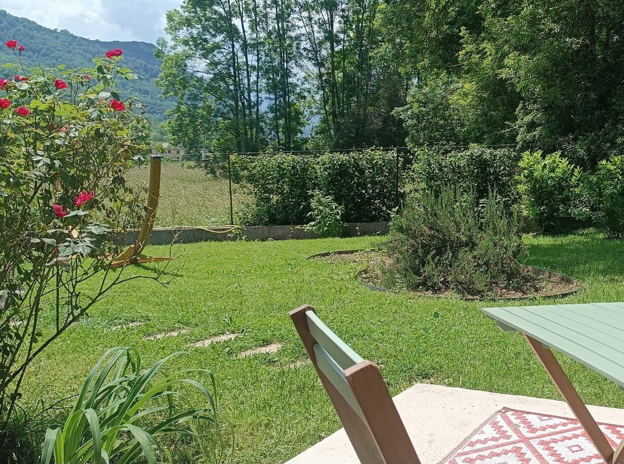 VUE SUR LES PYRENEES DEPUIS LA CHAMBRE terrasse privé au Jardin de Moulis